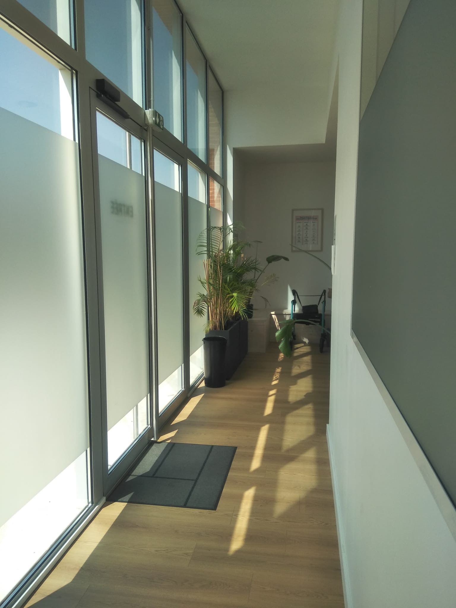 Salle attente commune accueillante et accessible aux PMR Salle attente commune accueillante et accessible aux PMR